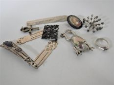 A collection of silver jewellery