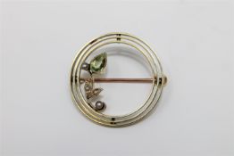 An Edwardian 15ct gold peridot and seed pearl brooch, diameter 2.