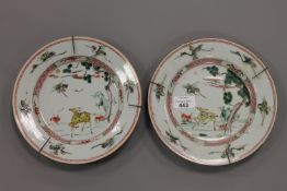 A pair of Chinese 18th century cabinet plates, decorated with flora and fauna, diameter 22 cm.