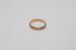 An 18ct gold band ring, size I, 2.2g.