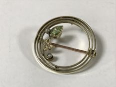 An Edwardian 15ct gold peridot and seed pearl brooch, diameter 2.