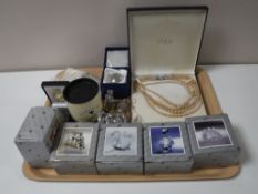 A tray of boxed and un-boxed crystal animal ornaments,