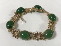 A 9ct gold nephrite bracelet, length 17.