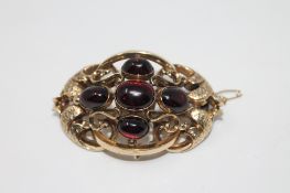 Large and impressive Victorian gold brooch set with cabochon garnets
