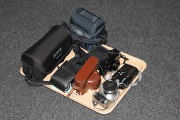 A tray of assorted cameras and cases including a Kodak easy share Z710 digital camera etc