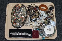 A tray of various costume jewellery