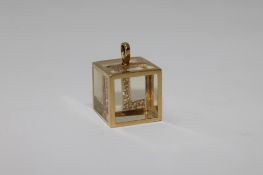 A diamond set initial 'L' in 18ct gold frame