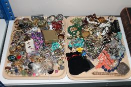 A large quantity of costume jewellery (Q)