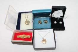 Five items of 9ct gold jewellery to include - pair of pearl earrings, pair of twist earrings,