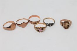 Two 9ct gold rings (4.