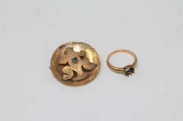 An 18ct gold circular brooch set with a triangular cut emerald (a/f),