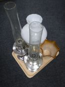 A tray of two chrome Aladdin oil lamps with chimneys together with a brass oil lamp with shade and