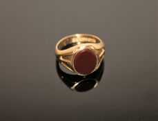 An antique 9ct gold agate set signet ring,