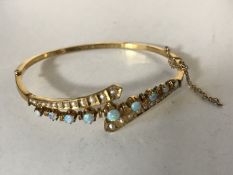 A 9ct gold Edwardian bracelet set with opals and seed pearls, 6.5g.