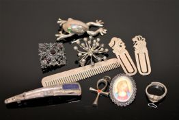 A collection of silver jewellery