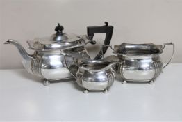 A silver three piece tea service, 1107.9g, Birmingham 1942.