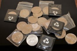 A quantity of various modern issue crowns.