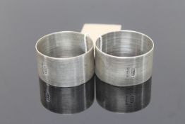 A matching pair of silver napkin rings (2)