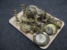 A tray of assorted brass items