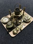 A tray of assorted brass items