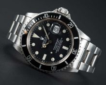 A GENTLEMAN'S STAINLESS STEEL ROLEX OYSTER PERPETUAL DATE SUBMARINER BRACELET WATCH CIRCA 1982,