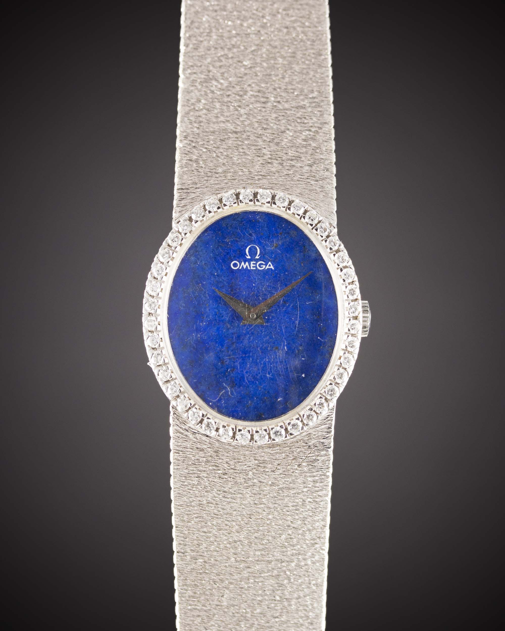 A LADIES 18K SOLID WHITE GOLD & DIAMOND OMEGA BRACELET WATCH CIRCA 1977, REF. 7-854 WITH LAPIS