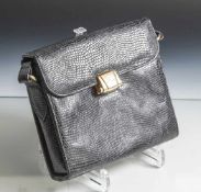 Kl. Umhängetasche, Peter Kaiser, schwarzes Schlangenleder. Metallmontierung. M. Schulterriemen.