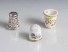 Drei Fingerhüte, 1 x Porzellan (Meissen, Schwertermarke), 1 x Keramik, 1 x filigrane Metallarbeit,