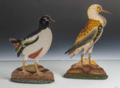Zwei Aufsteller, Metall, farbig bemalt, Darstellung zweier Vogelfiguren. H. ca. 26,5 bzw. 24 cm.