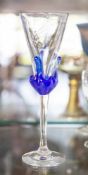 Pokal, Entwurf Olaf Ressel, farbloses Glas, Kuppa vom Schaftende aus aufsteigend blau umfasst,