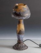 Tischleuchte im Jugendstil, einflammig elektrifiziert, hoher Balusterschaft über hochgezogenem