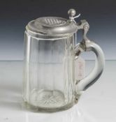 Bierkrug, 10-fach kannellierte Glasfläche, aufklappbarer Zinndeckel mit Aufschrift 