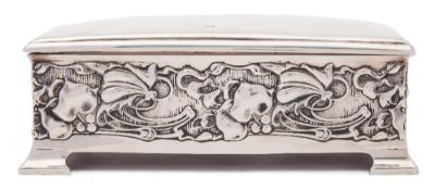 An Edward VII silver cigarette box, maker Joseph Rogers & Sons, Sheffield,