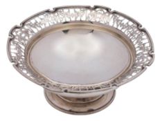 A George V silver pedestal bowl, maker Mappin and Webb, Sheffield,