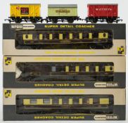 Wrenn OO/HO gauge, a boxed group of three Pullman passenger coaches:, W6000 Brake 2nd,