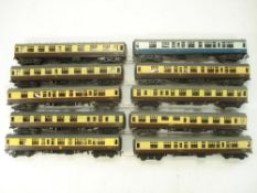 Trix Twin OO/HO gauge, an unboxed group of GWR cream and brown passenger coaches.