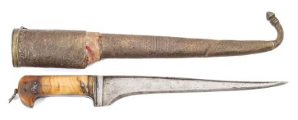 An Indo-Persian peshkabz: with 27cm T-section curved steel blade, with plain horn slab sided grip,