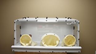 Flow Sciences, Inc. 4' PP Glovebox Workstation, Model FSCQ03850, S/N 04-V-05-02Mesh Box Top, DIMS: