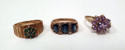 9ct gold band ring with textured decoration set with a small emerald seven-stone cluster, a 9ct gold