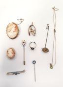 Fine 9ct gold chain with small peridot and gold-coloured pendant mount, a gold-coloured bar brooch