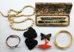 Gold-coloured ring set with blue paste, marked '14K', a purple paste brooch, a bakelite swallow