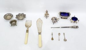 Novelty glove hook, the silver handle modelled as an owl, by Crisford & Norris Ltd, Birmingham 1906,