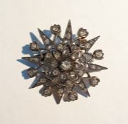 Gold-coloured metal and diamond star-pattern brooc