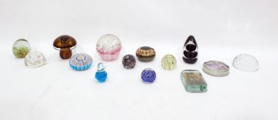 14 assorted modern paperweights to include examples by Wedgwood, etc