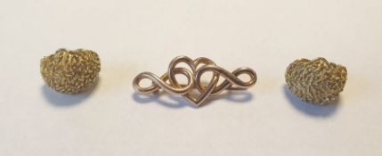 Pair of 9ct gold clip-on earrings of textured design and a gold bar brooch of heart design, marked