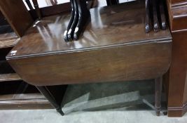 19th century mahogany pembroke table on turned supports, 90 x 96 cm