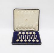 10 George V silver teaspoons, Old English pattern, London 1912 in case and one matched spoon (11)