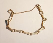 9ct gold chain link bracelet of textured and plain alternating links, approx 18g