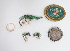 18ct gold, sapphire and seedpearl ring set two tin