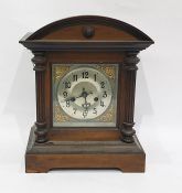 Mantel clock, the arched top over square front dial, bearing Arabic numerals, with Corinthium column